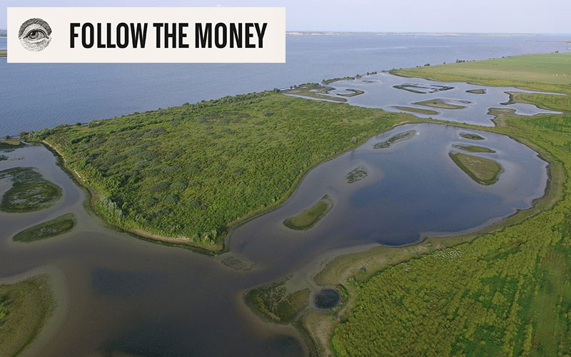 Artikel van Follow the Money over het sterk verontreinigde natuurgebied in het Haringvliet